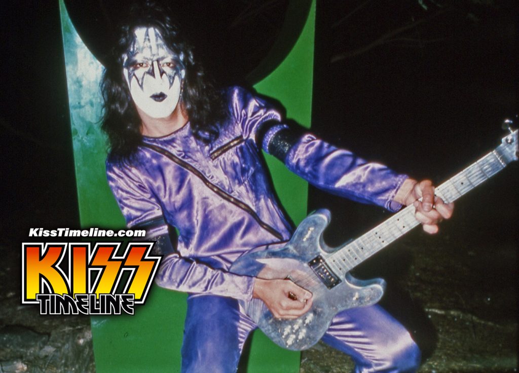 On 20. March 1975, Kiss did a photo session with photographer Christopher Makos for Circus Magazine at Bill Aucoin's house in New York dressed in colorful street clothes.