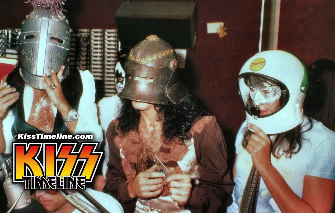 On 25. August, 1977, Kiss made an in-studio promotional appearance at KTNQ Ten-Q Radio in Los Angeles. Kissmania at Ten-Q.